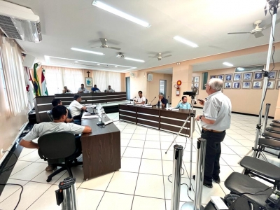 Sucessivos pedidos de cumprimento de prazo adiam votação de   projetos em reunião extraordinária na Câmara de Rio Piracicaba.